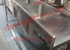 BÁN THANH LÝ BỒN RỬA ĐÔI CÔNG NGHIỆP INOX CÓ CHỜ HAI BÊN